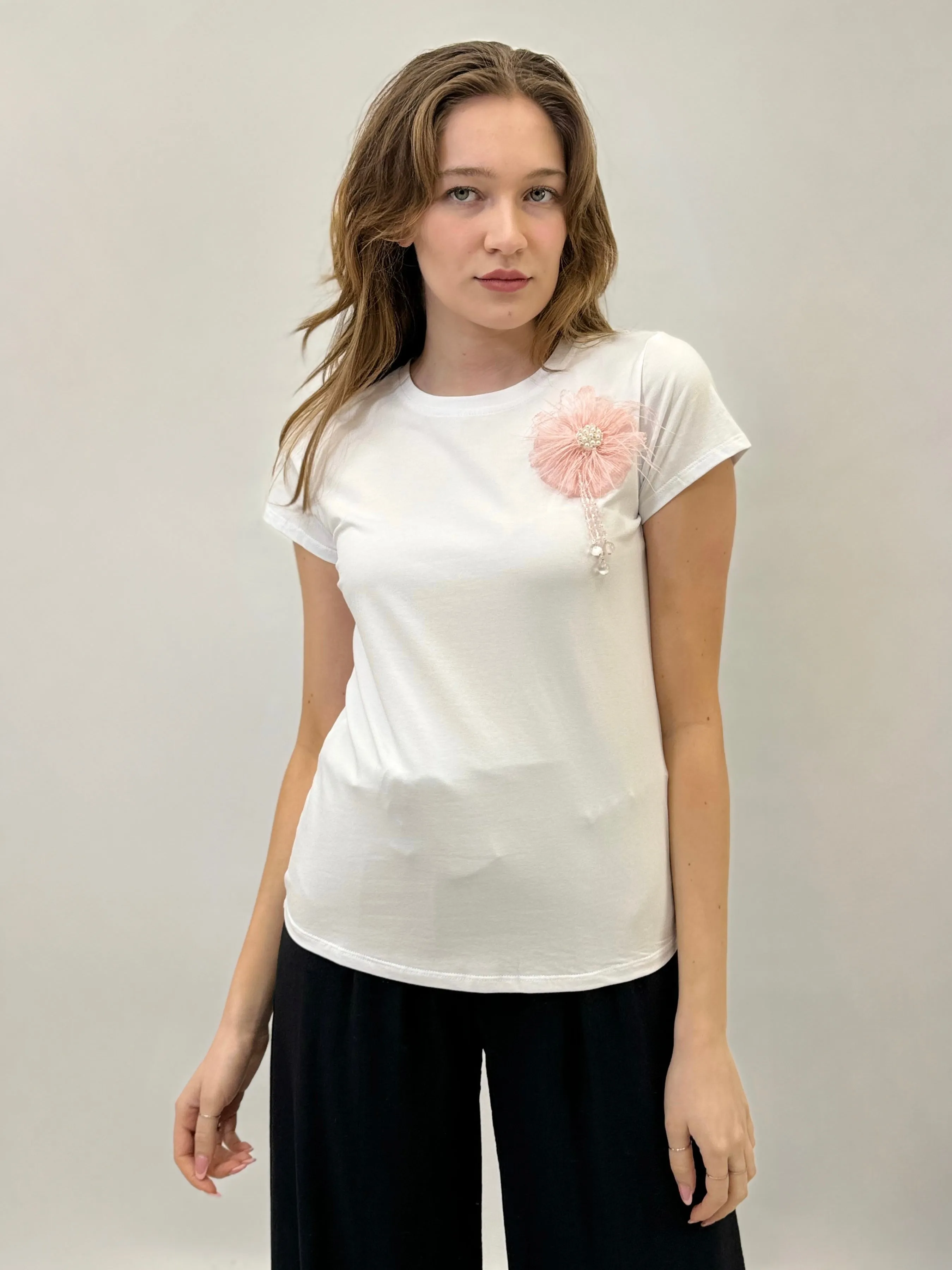 T-shirt in cotone con fiore  in tulle