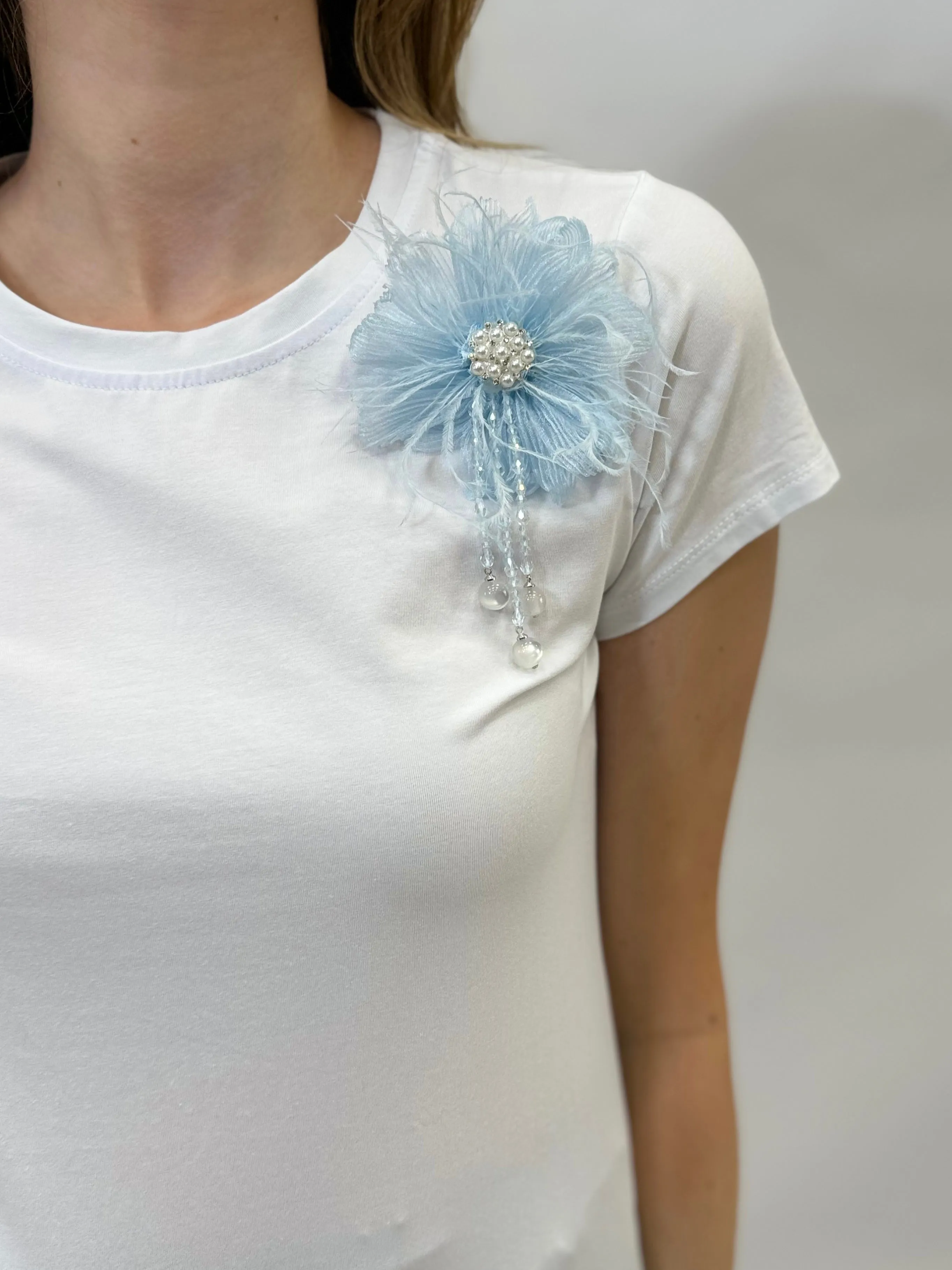 T-shirt in cotone con fiore  in tulle